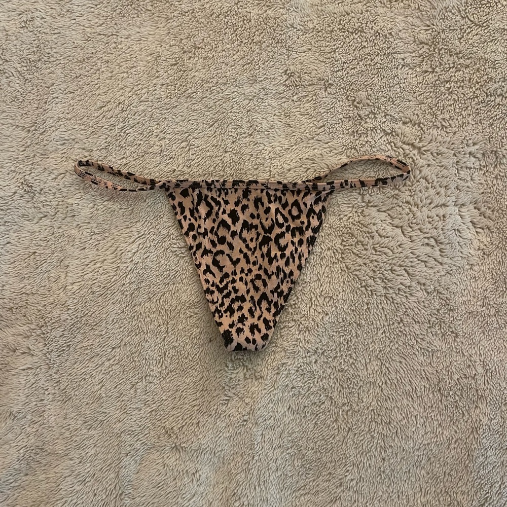 NWT victoria’s secret leopard print v-string